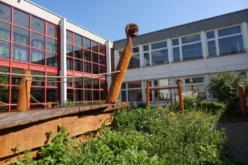Schulinnenhof mit Holzinstallationen