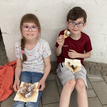 Schüler mit Waffel